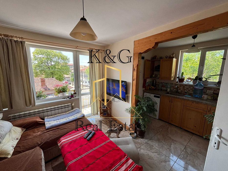 Етаж от къща в кв " Варош "