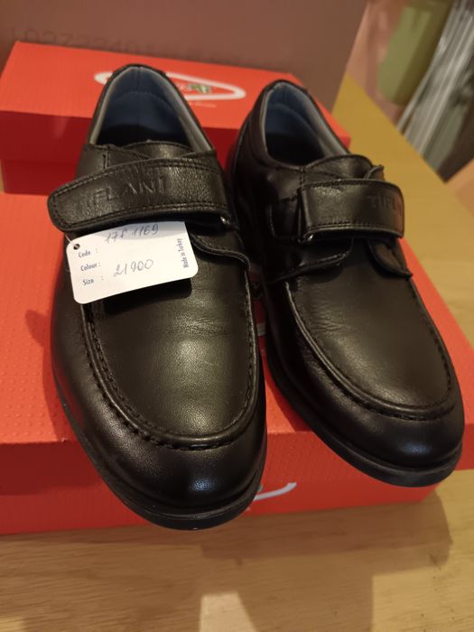 Продаю новые детские туфли.