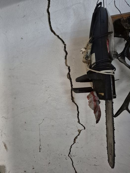 Бензопила в рабочем состояние