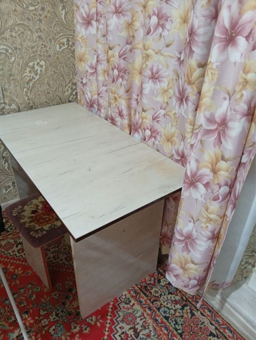 Стол для кухни или спальни