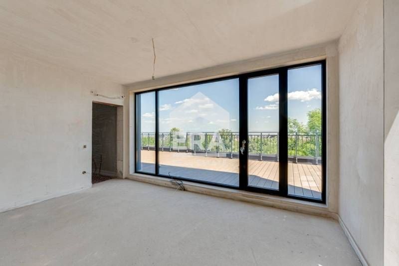 Прекрасен четиристаен апартамент с невероятни гледки към града и плани