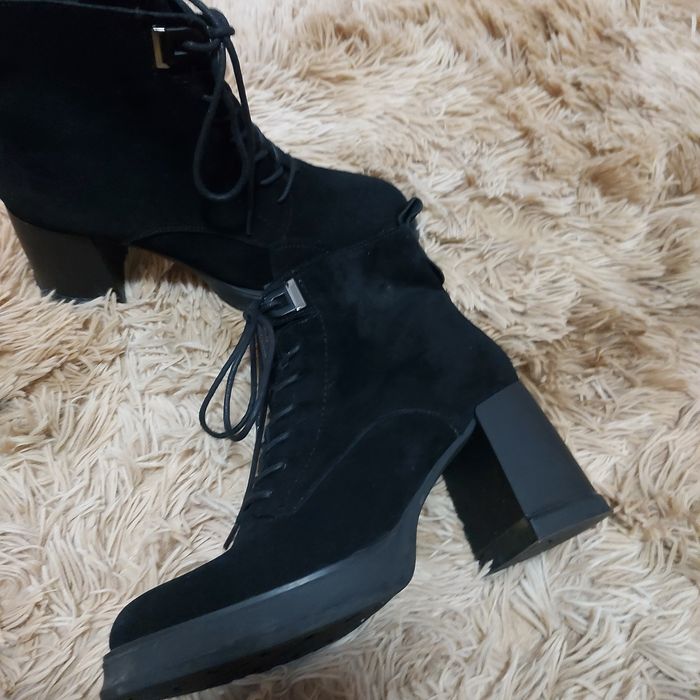 Боти от естествен велур