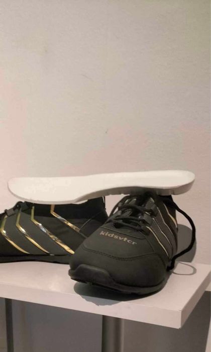 Pantofi sport cazual.