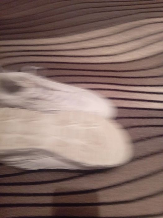 Бели маратонки от