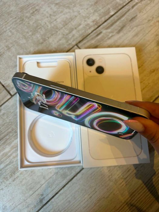 iPhone 13 + 5 калъфа Перфектен !!!!