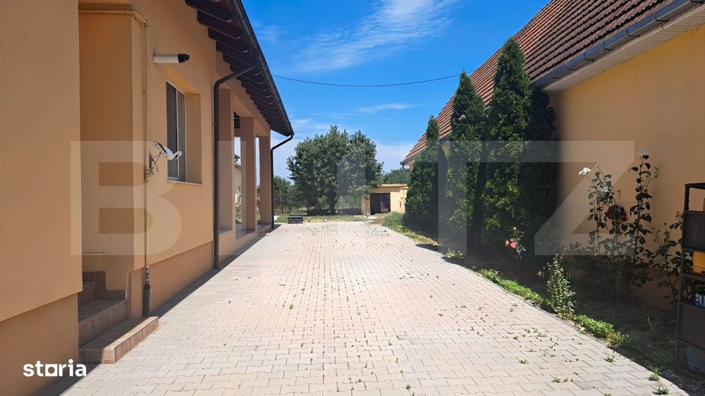 Casa 500 mp, spatiu comercial 122 mp, teren  7900mp - Botiz