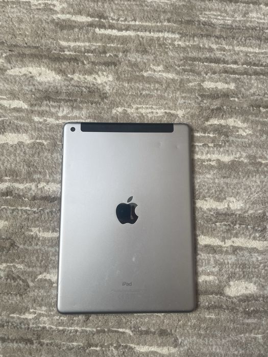 Vand ipad 6 cu ecran crapat functioneaza impecabil
