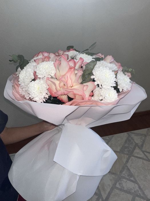 Цветы розы, хризантема