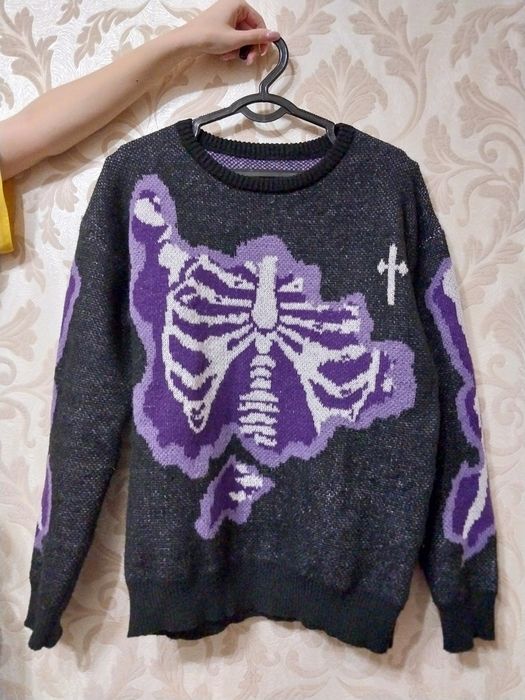 Тёплый свитер с стильным принтом