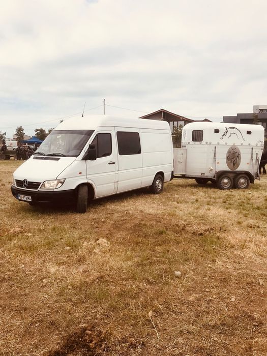 Mercedes utilitara cu remorca pentru cai