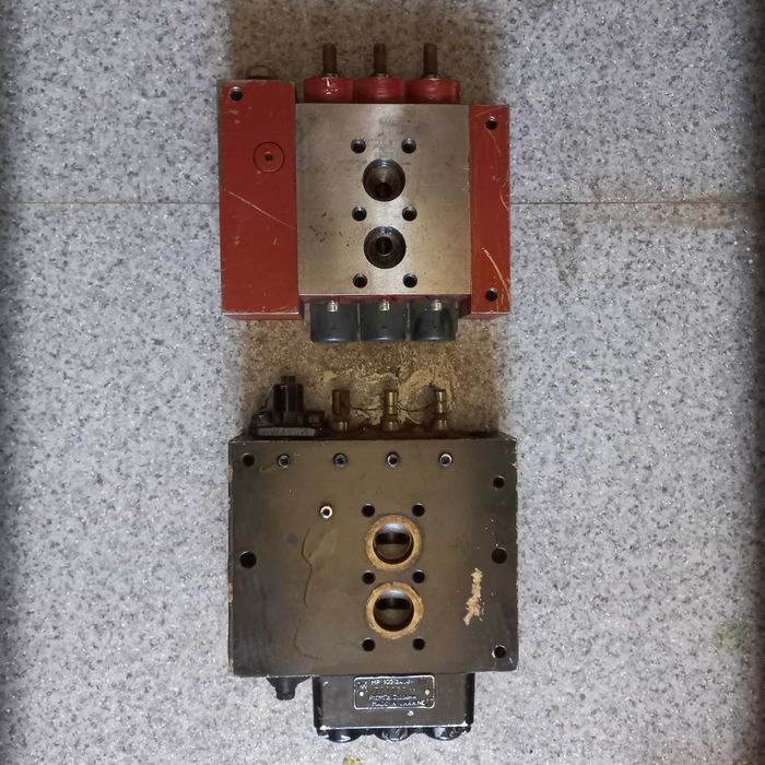 Гидрораспределитель левый для автогрейдера ДЗ-98