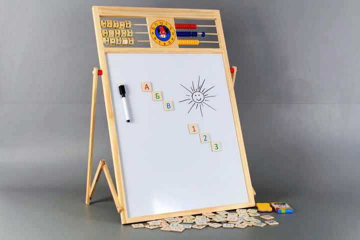 Дървена магнитна дъска на стойка 2в1 с БЪЛГАРСКИ букви