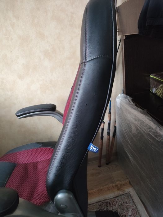 Продам компьютерный стул и два коврики для компьютера