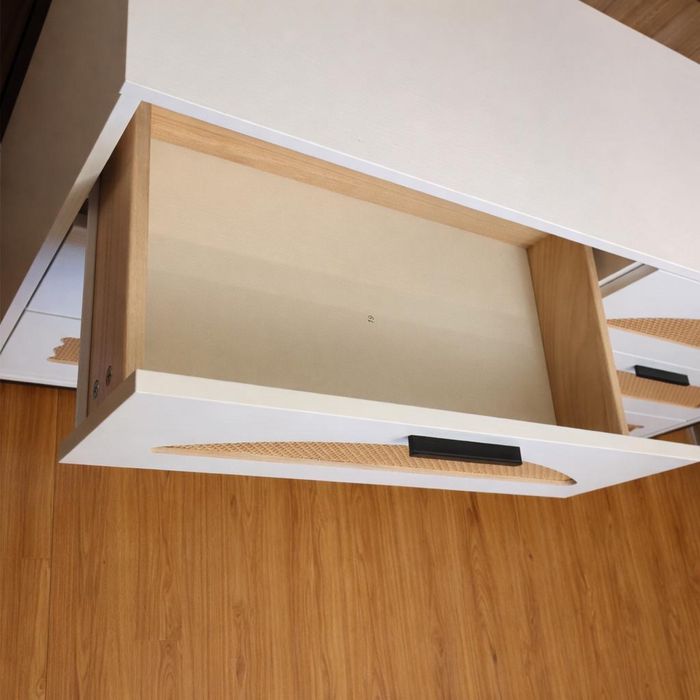 Comodă modernă cu ratan, 6 sertare, albă, stare excelentă – PREȚ MIC