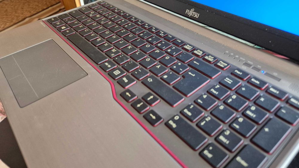 Лаптоп Fujitsu Lifebook, intel i5, ssd, 4gB ram