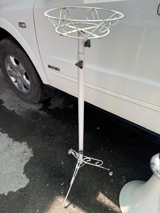 Металлическая стойки белая под цветы !