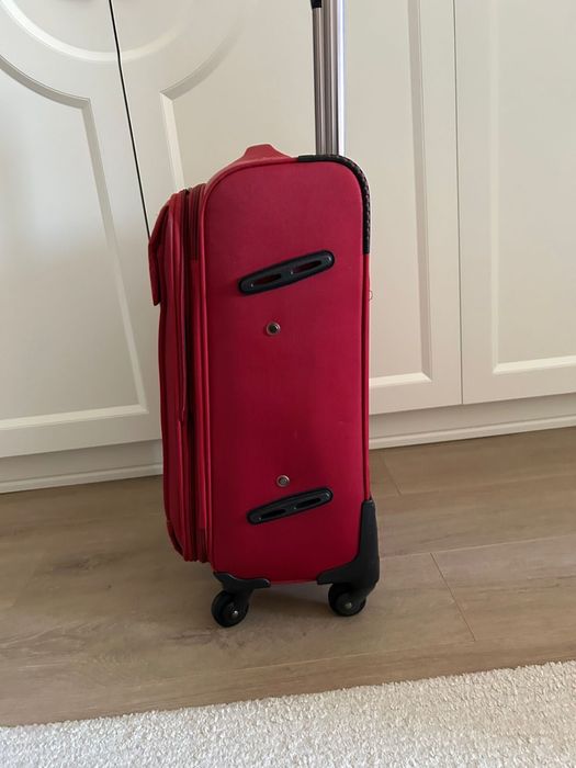 Продам чемодан размер средний