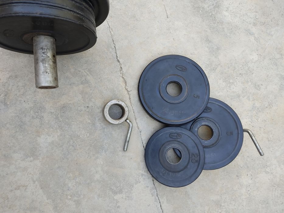 Штанга с прорезиненными дисками производство СССР.  Торг уместен .