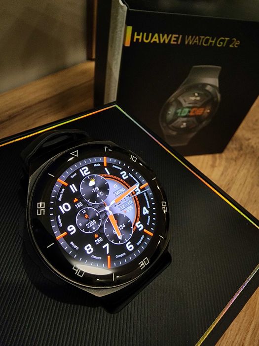 Смарт часовник Huawei GT2e с 8 каишки, пълен комплект