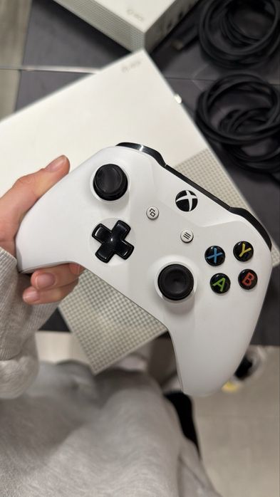XBOX One S 1TB - Идеальное состояние