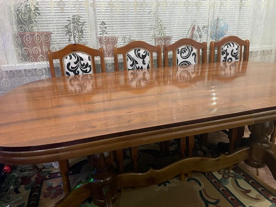 Продается стол для гоостинный