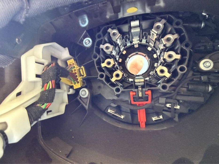 Модул на кормилната колона / блок с лостчетата и спиралния кабел (Steering Column Switch Module, SCM).