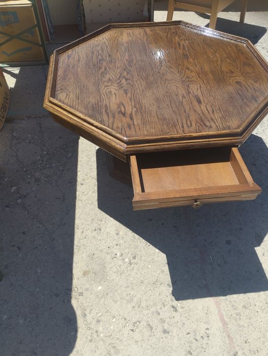Masă din stejar octogonală