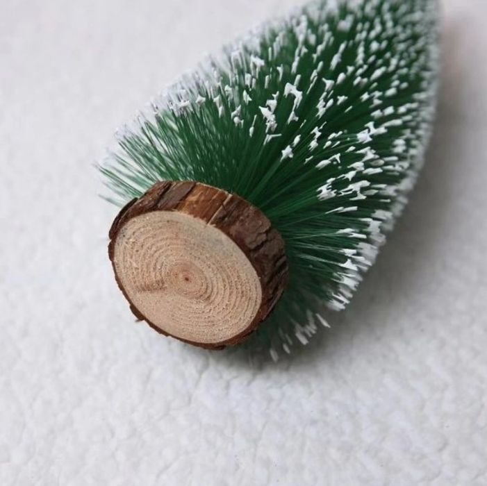 Миниатюрна декоративна изкуствена елха с поставка от дървено пънче, 30