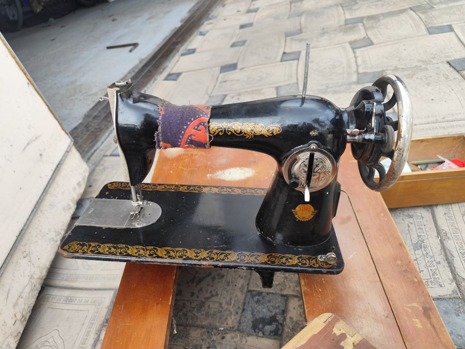 Швейная машинка старая