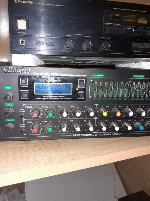 Vînd 4 bocse o stație