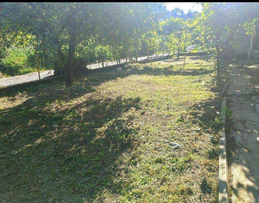 Продавам в гр.Тетевен имот ВЕДНО с 5 сгради и гараж  за жилищни цели