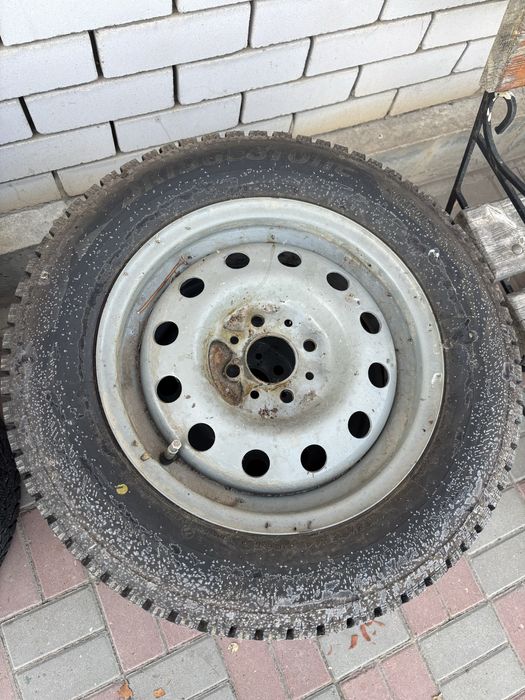 Продам комплект шин на приору с дисками.