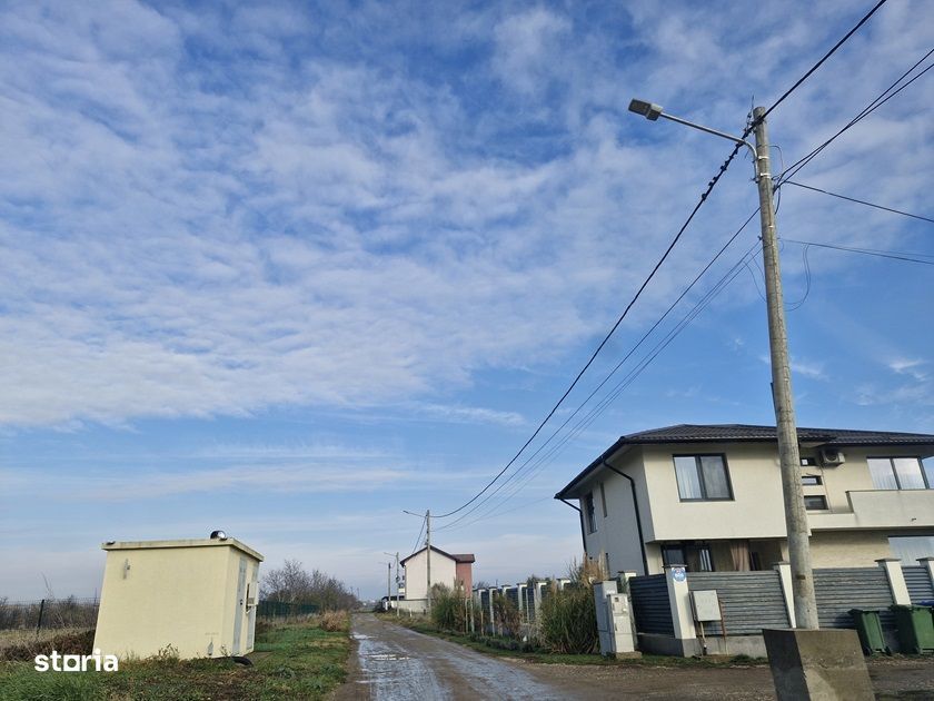 Teren langa case cu utilitati, lac la 300 metri,700 mp, 38500 euro