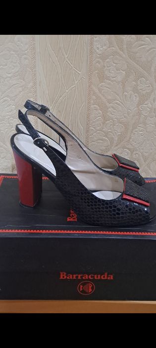 Женские босоножки