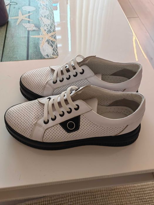 Продавам бели обувки от  ест .кожа