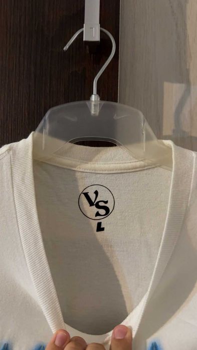 Pachet 2 Tricouri – VLONE Bej & Central Cee Alb – Mărimea L