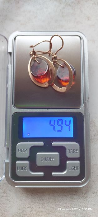Продаются золотые серьги с янтарем