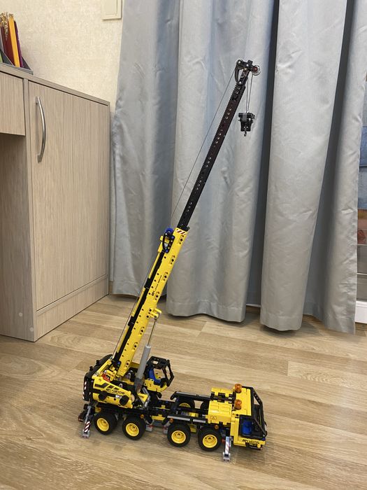Продам LEGO TECHNIC мобильный кран 42108