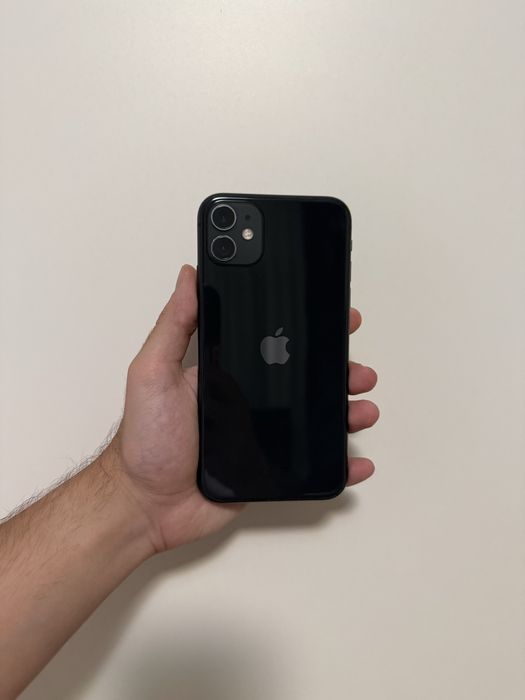 IPHONE 11 Black 64GB Unlocked, Original Box + 4 Cases