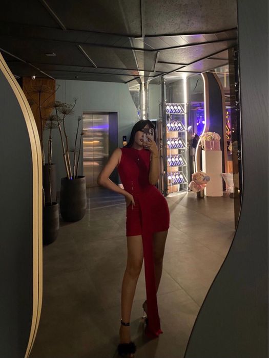 Красное платье с акцентом