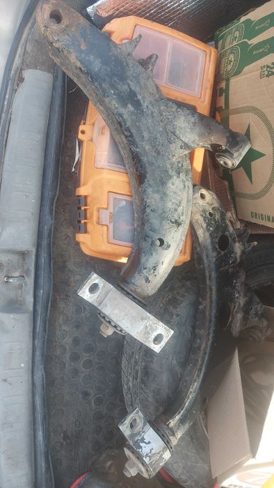 Продавам носачи за субару