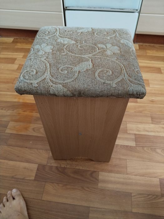 Продам кухонный стол с 3-я табуретками