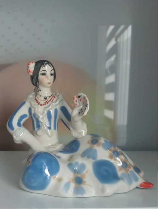 Фарфоровые статуэтки.