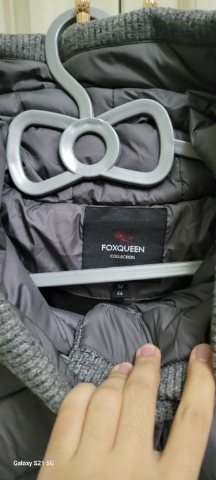 Серая тёплая куртка красивый модель стоит как новенький