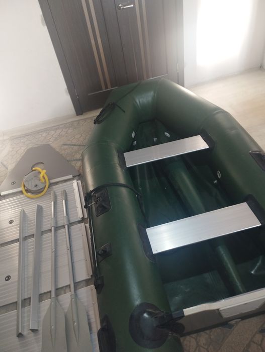 Лодка с мотором в идеальном состоянии