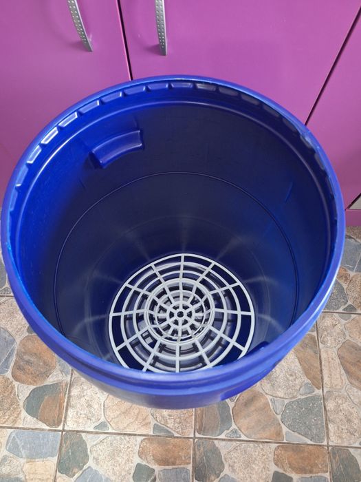 Bidon / Butoi plastic Sterk 85 L cu cerc metalic și presă murături
