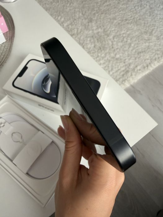 iPhone 16 e чисто нов
