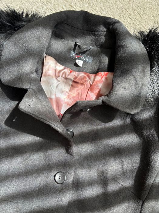 Зимно палто от вълна с качулка и бродерия