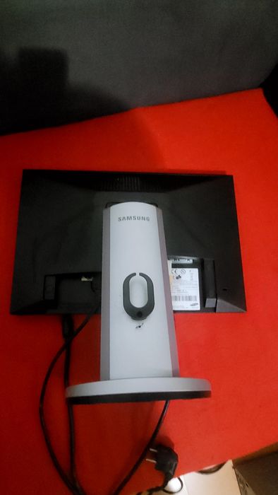 Продавам монитор Samsung 940 BW