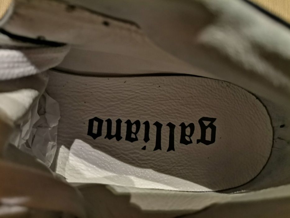 Продавам спортни обувки John Galliano